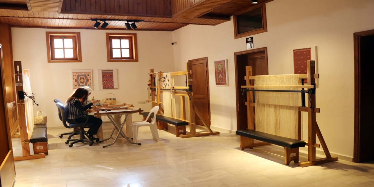 Çankırı’da kurulan Kilim Evi ile asırlık kilimler ve Anadolu motifleri yeniden hayat buluyor