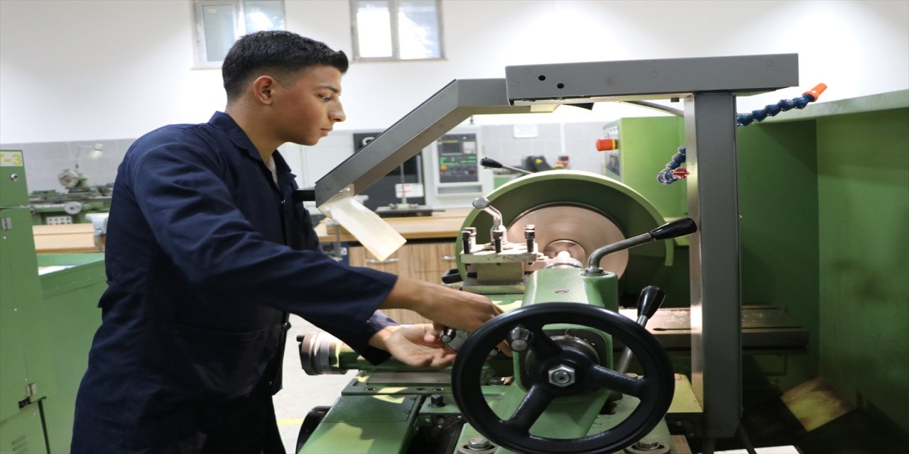 Kilis 7 Aralık Üniversitesi öğrencileri İŞKUR Gençlik Programı ile ders aralarında çalışmaya başladı