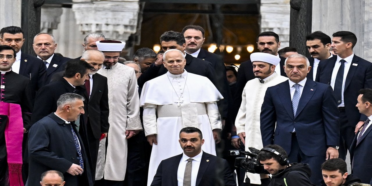 Papa 14. Leo, Sultanahmet Camisi'ni ziyaret etti.