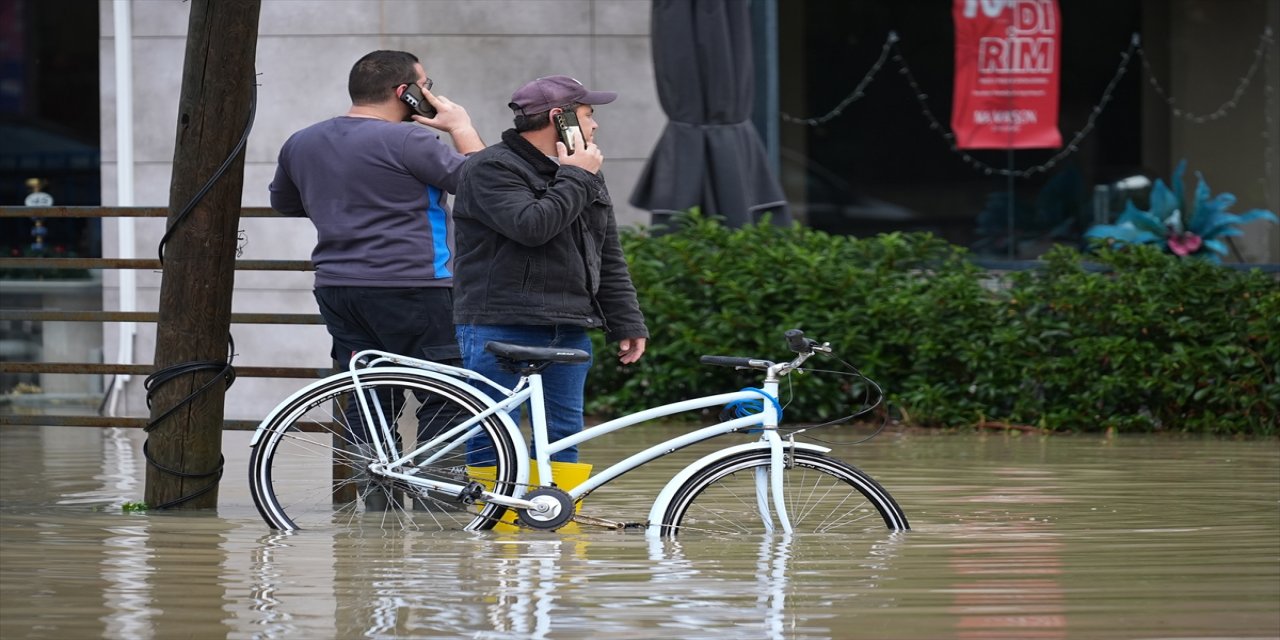 Çeşme ve İzmir'de sağanak hayatı olumsuz etkiliyor.
