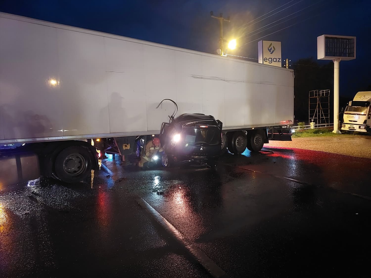 Manisa'da tıra çarpan otomobildeki karı koca öldü