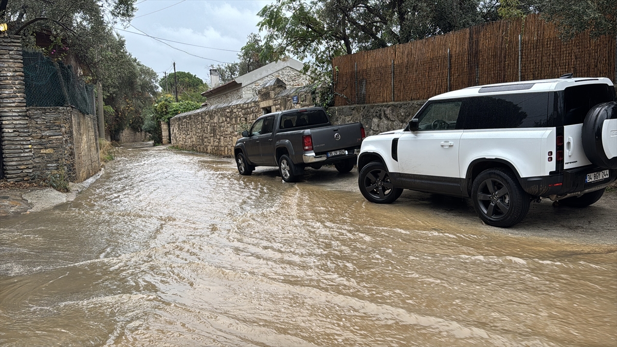 Muğla'da sağanak, dolu ve fırtına günlük yaşamı olumsuz etkiliyor