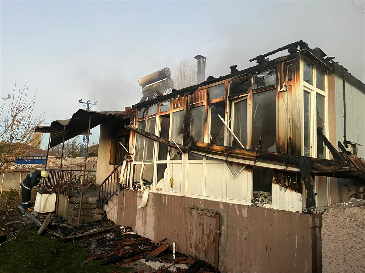 Çorum'da ahşap evde çıkan yangında 1 kişi yaralandı