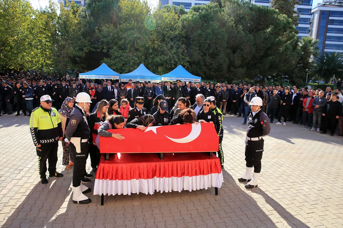 Manisa'da ekip aracının tıra çarpması sonucu yaralanan polis hastanede şehit oldu