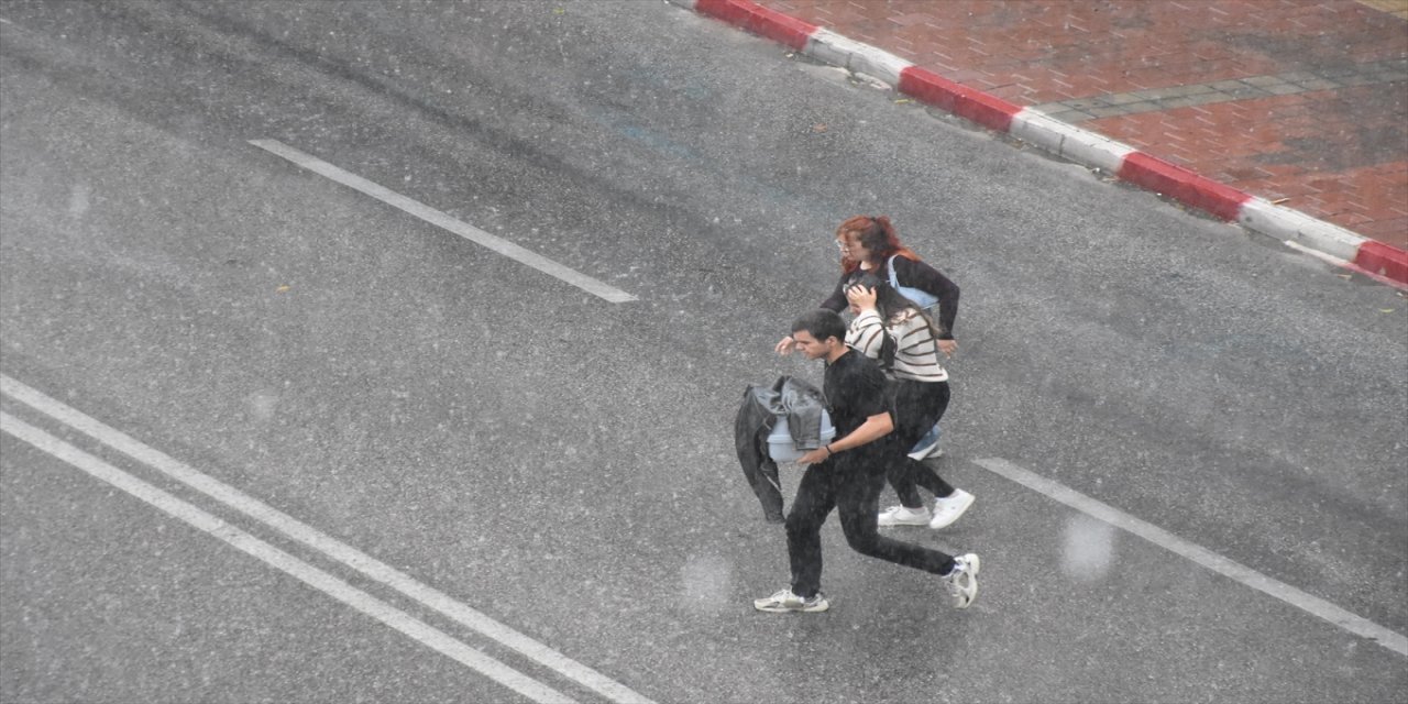 Antalya'da Sağanak ve Dolu Etkili Oldu.