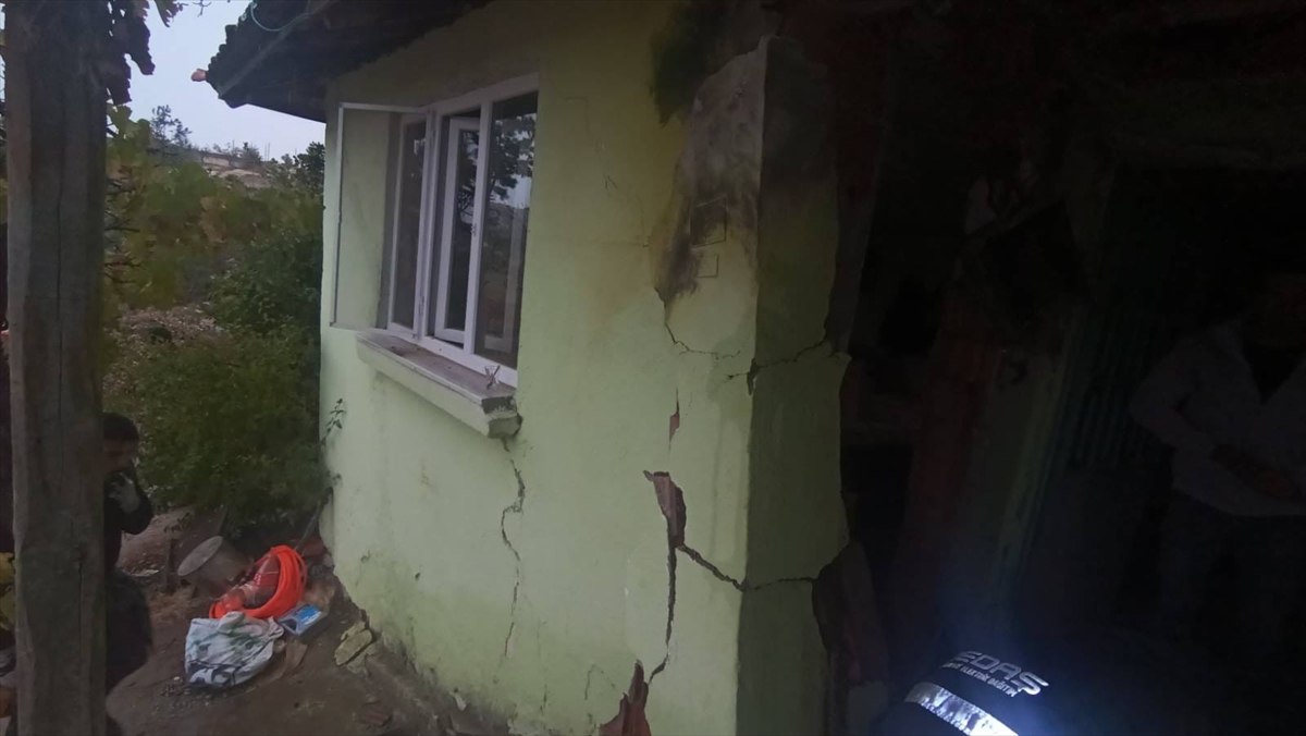 Uşak'ta yıldırım düşen evde hasar oluştu