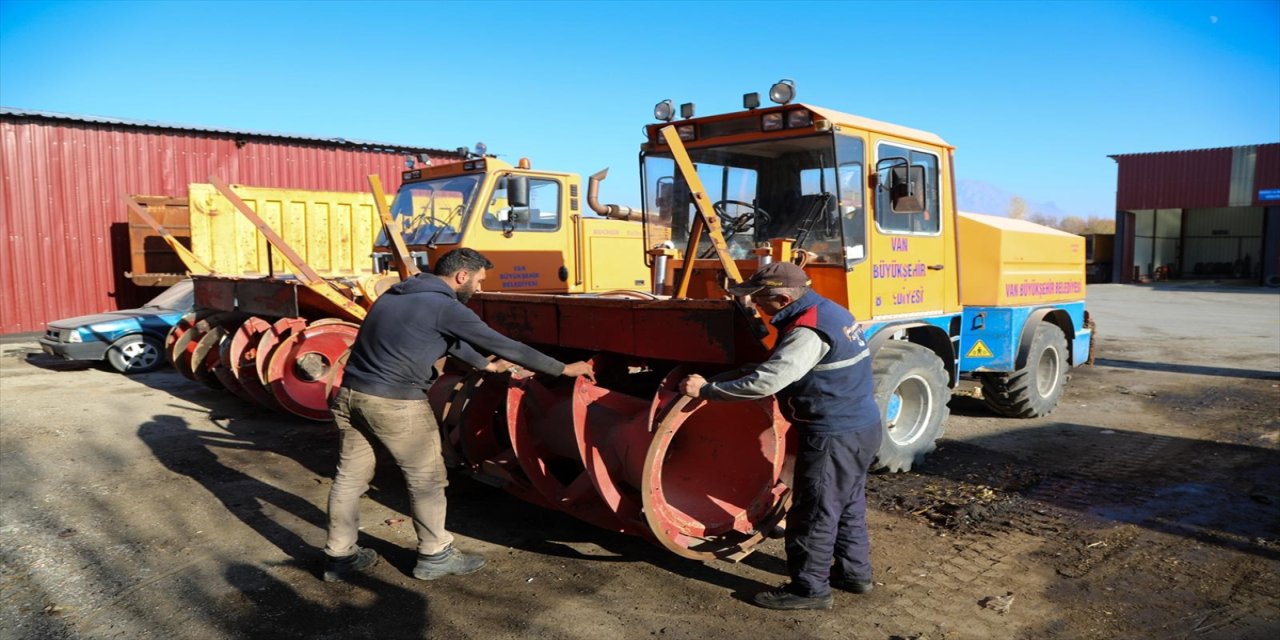 Van Büyükşehir Belediyesi, 6 Bin Km Yol Ağı İçin 950 Personelle Karla Mücadeleye Hazır