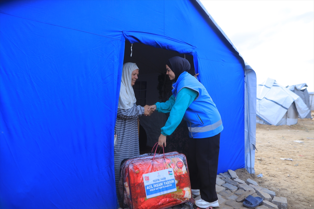 Türkiye Diyanet Vakfı, Gazze'de 5 bin ihtiyaç sahibine kışlık battaniye dağıttı
