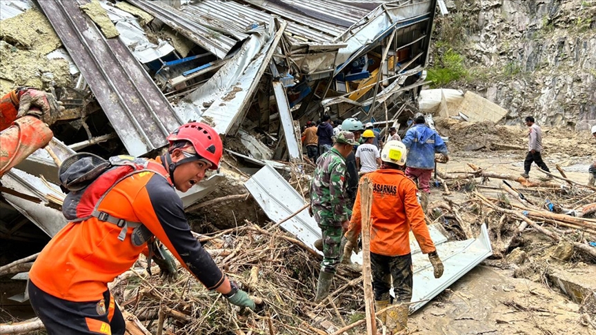 Endonezya'da şiddetli yağışların yol açtığı afetlerde ölenlerin sayısı 303'e yükseldi