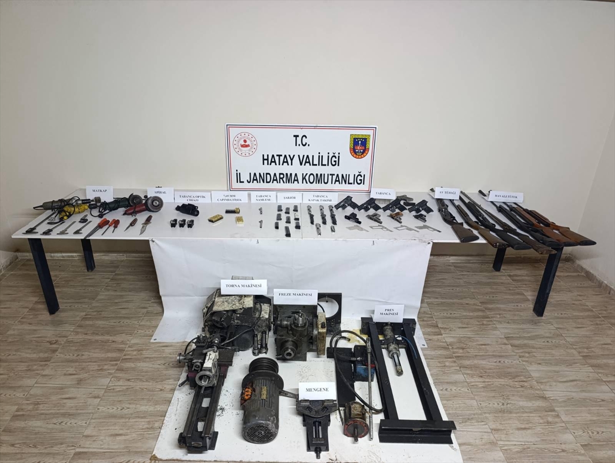 Hatay'da bir evde ruhsatsız 8 tabanca ve 4 av tüfeği ele geçirildi