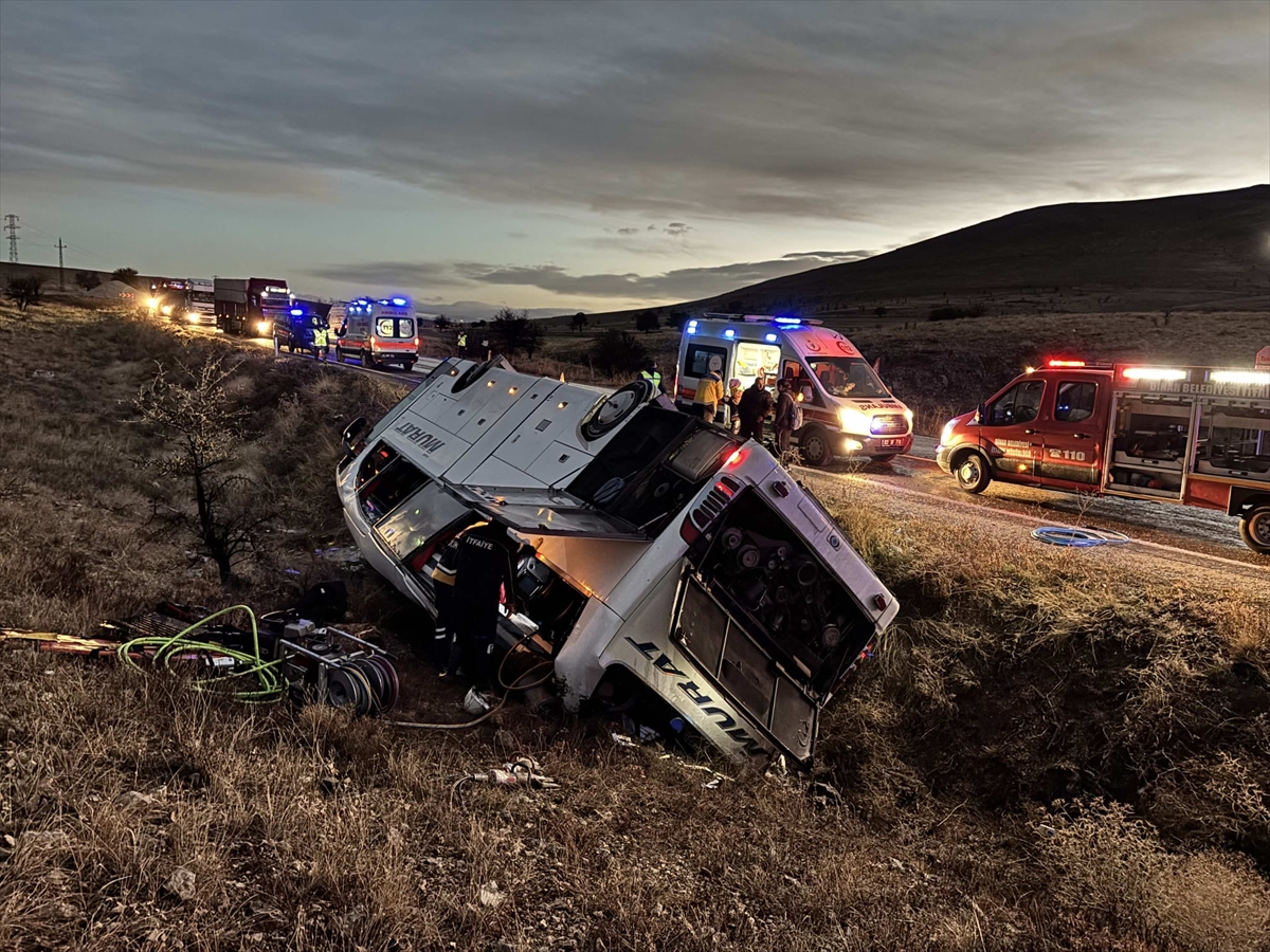 Afyonkarahisar'da yolcu otobüsü devrildi, 2 kişi öldü, 21 kişi yaralandı