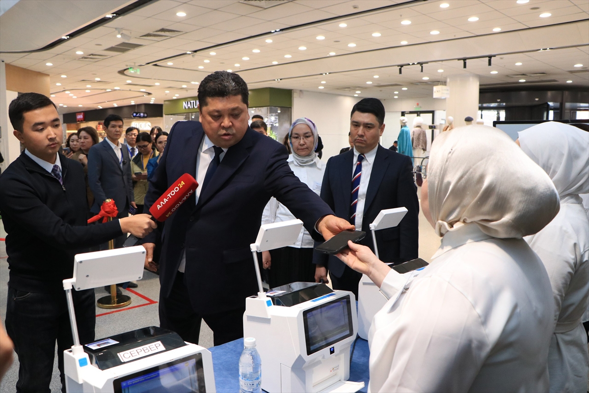 Kırgızistan'da halk erken milletvekili seçimleri için sandık başında