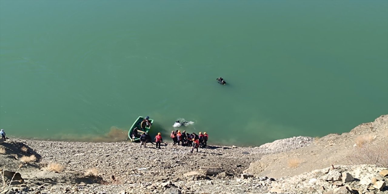 Van’da Kontrolden Çıkan Otomobil Zernek Barajı’na Düştü