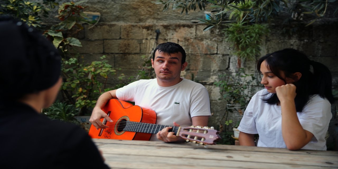 Görme Engelli Umut Utancak, Çoklu Enstrüman Yeteneğiyle Sahne Hayalini Gerçekleştiriyor