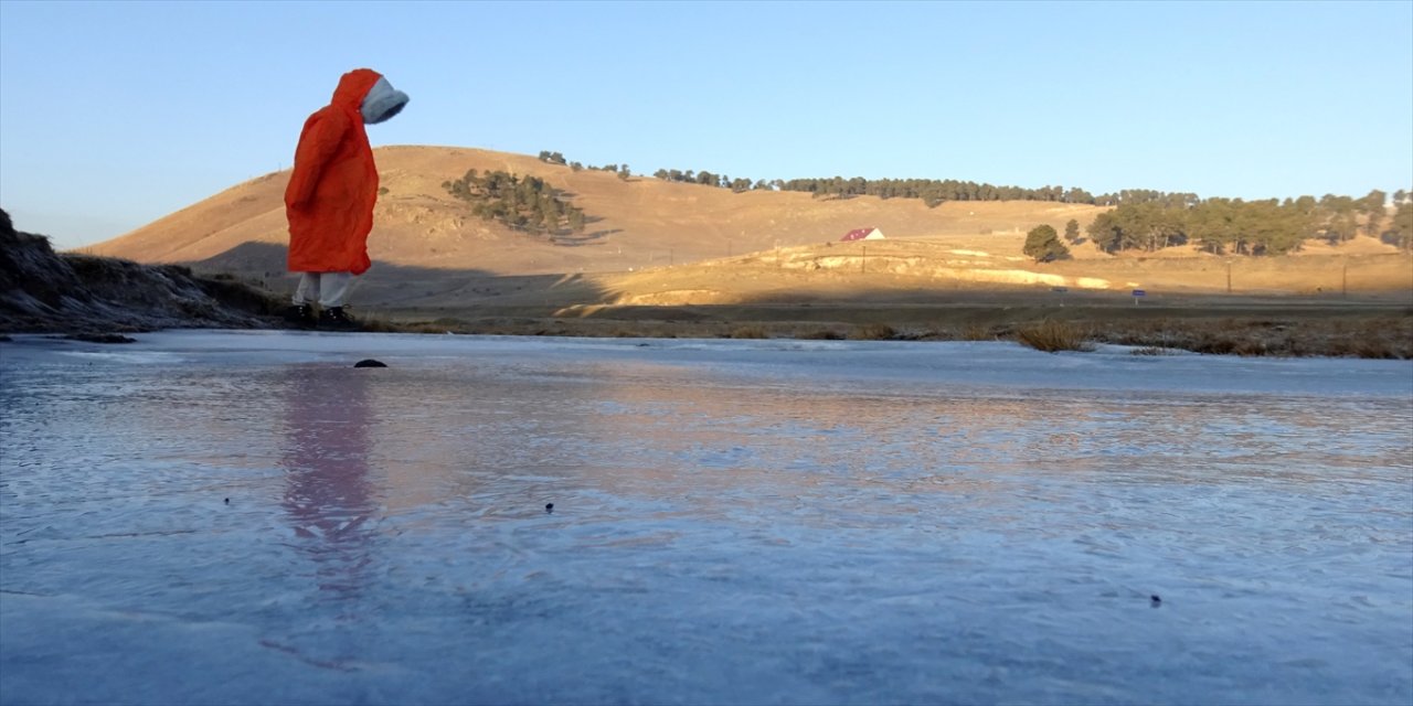 Sarıkamış’ta soğuk hava etkisini artırdı: Araçlar kırağı tuttu, dere buzla kaplandı