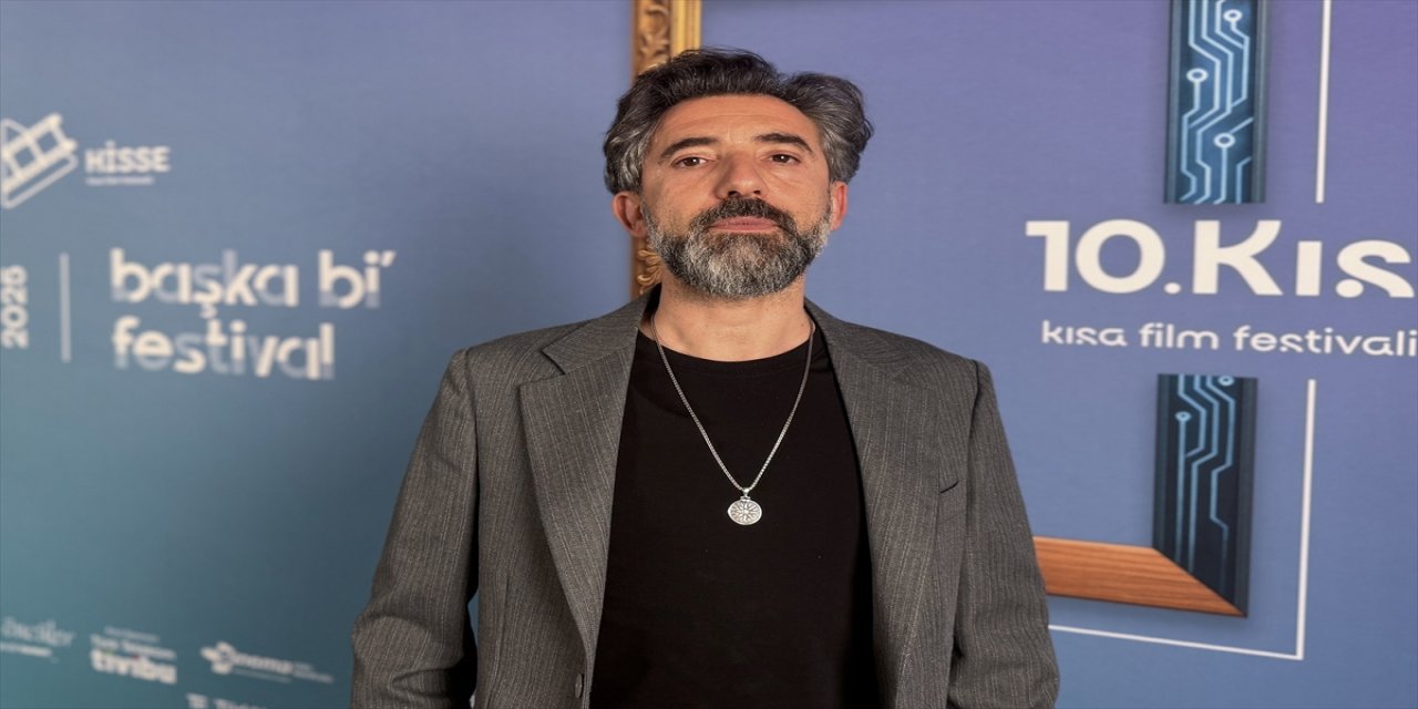 Oyuncu Mert Turak: Tiyatro tutkusu, gençlerle buluşmaları ve tek kişilik “Hamlet” hayaliyle ilham veriyor