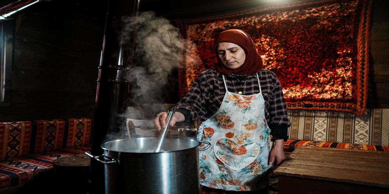 Altınköy’de Osmaniye’den gelen dağ salebi, taze inek sütüyle birleşip kışın vazgeçilmez lezzeti oluyor