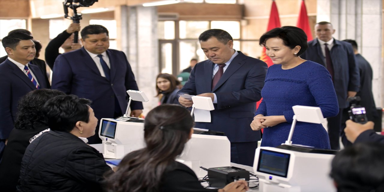 Kırgızistan’da milletvekili seçimleri sürüyor, Cumhurbaşkanı Caparov halka oy kullanma çağrısı yaptı.