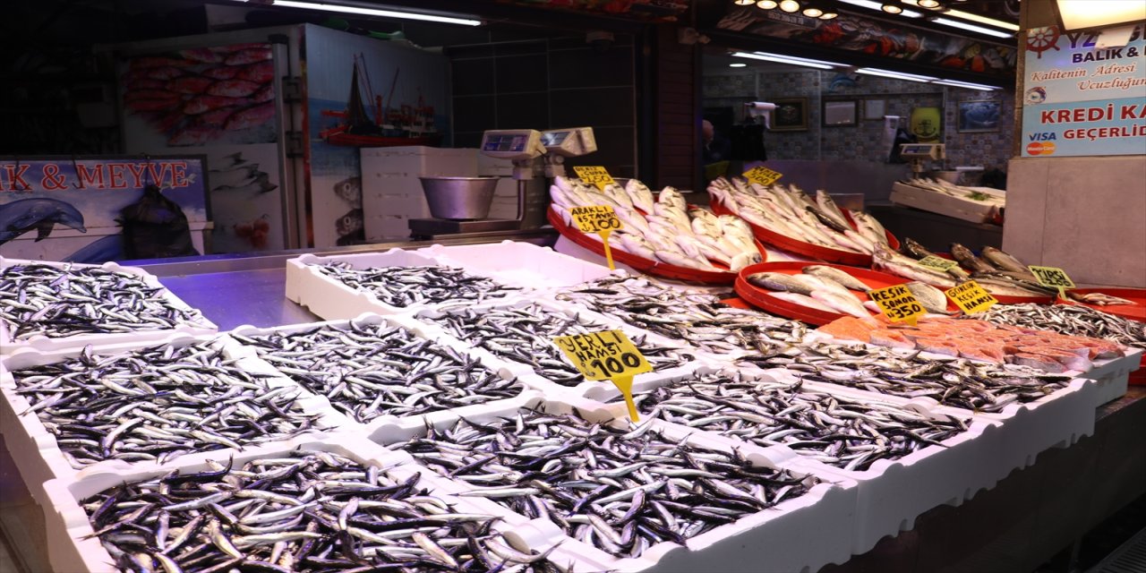 Trabzon’da hamsi tezgahlarda 100 liradan satışa sunuldu