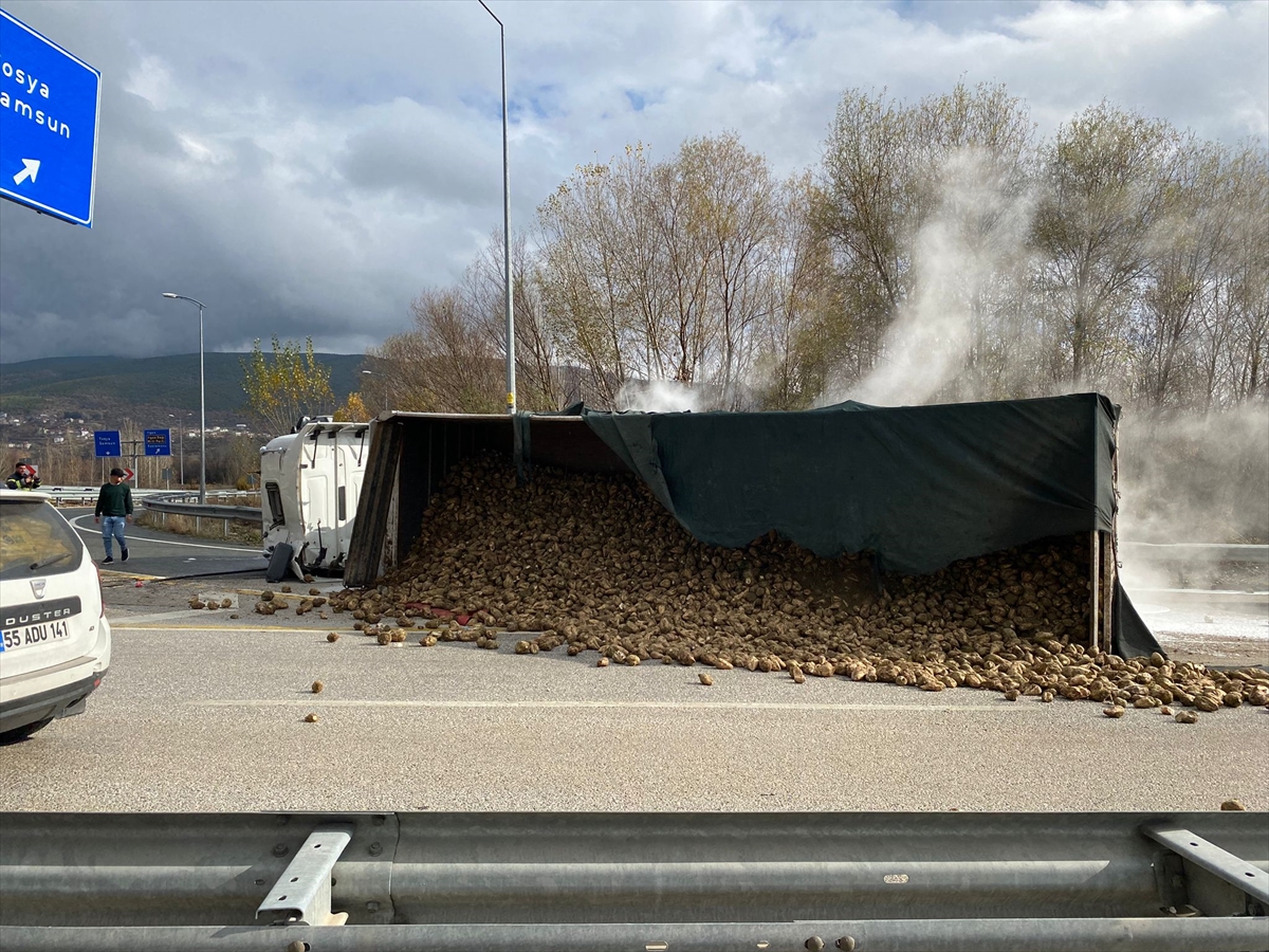 Çankırı'da devrilen pancar yüklü tırın sürücüsü ağır yaralandı