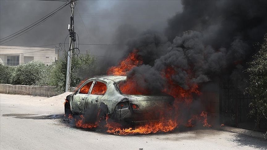 Filistin topraklarını gasbeden İsrailliler, Batı Şeria'da Filistinlilere ait 5 araca saldırdı