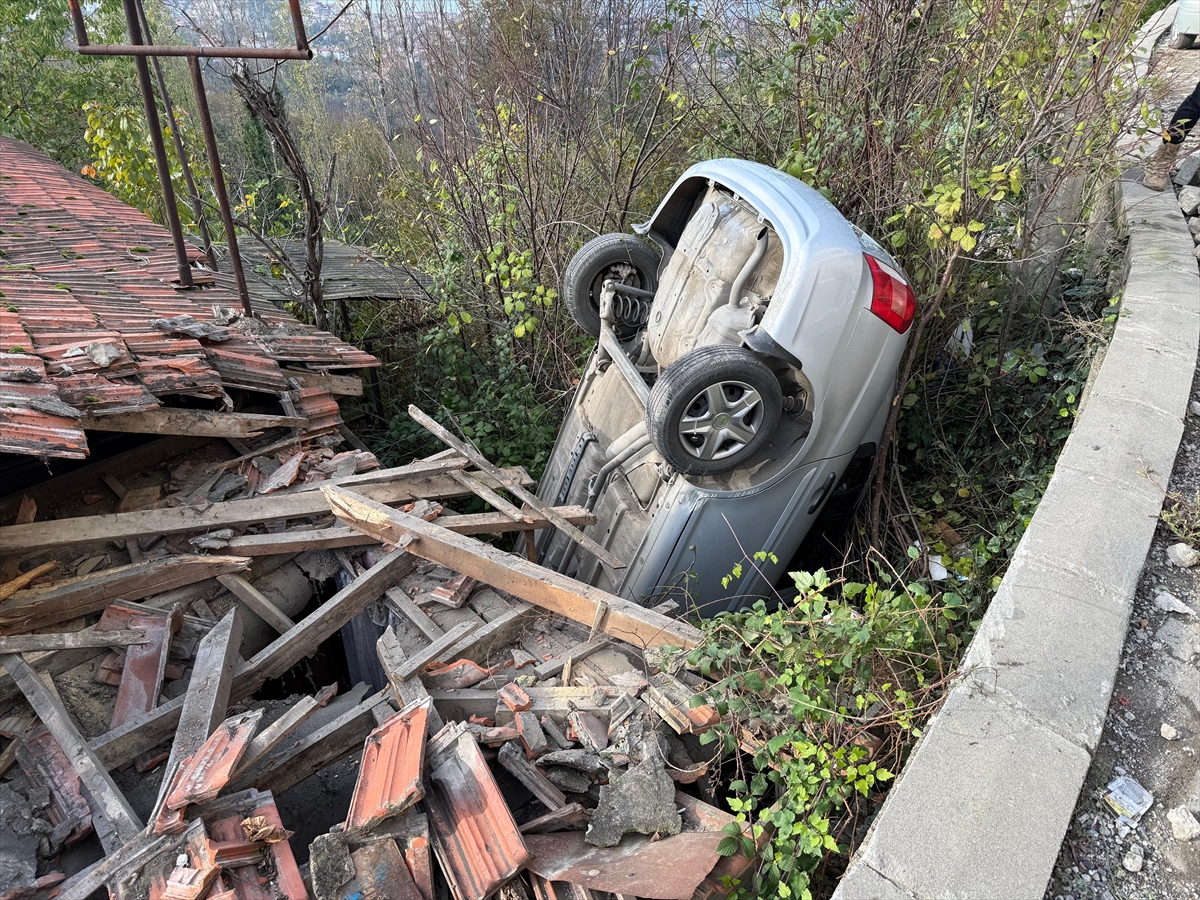 Zonguldak'ta otomobil kullanılmayan bir evin çatısına düştü