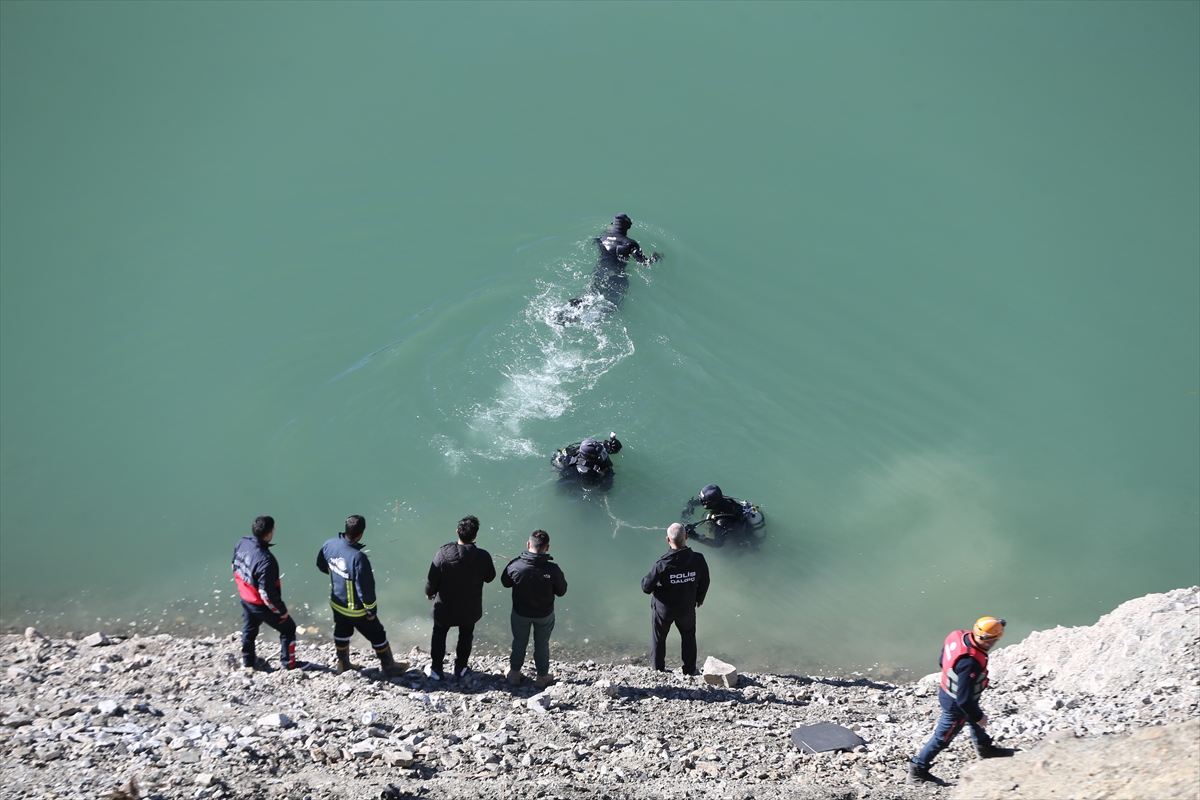 Van'da baraja düşen otomobildeki iki kişinin cansız bedenine ulaşıldı