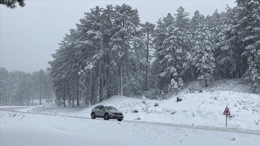 Balıkesir'de Kazdağları'na mevsimin ilk karı düştü