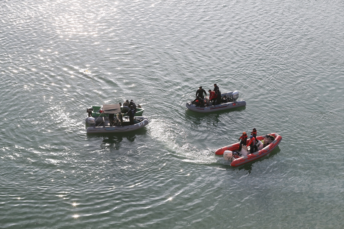 Van'da baraja düşen otomobildeki üçüncü kişinin de cansız bedenine ulaşıldı