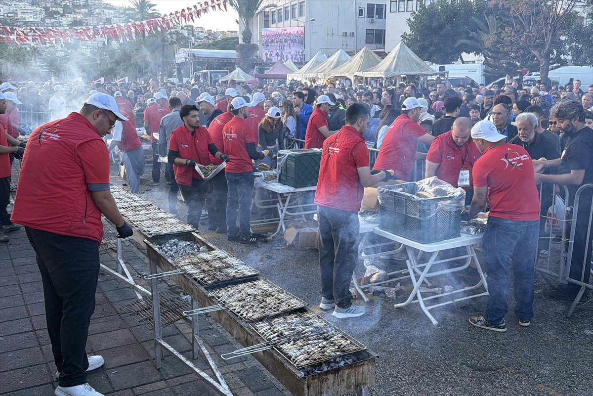 Antalya'da 3. Hamsi Festivali'nde 7 ton hamsi dağıtıldı