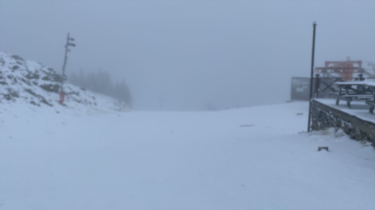 Uludağ'da kar yağışı etkili oluyor