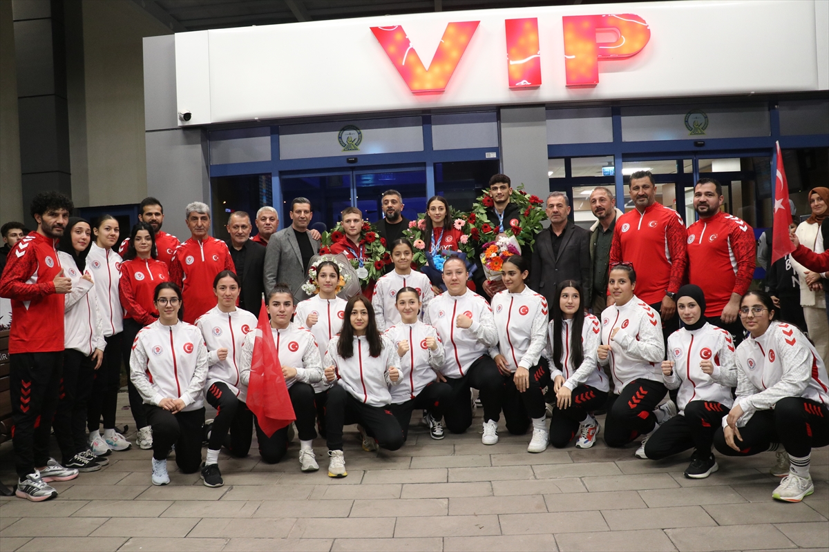 23 Yaş Altı Avrupa Boks Şampiyonası'nda derece elde eden sporcular Trabzon'da coşkuyla karşılandı