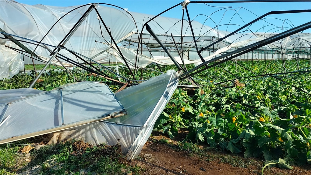 Antalya'nın Manavgat ilçesinde hortum nedeniyle 4 sera hasar gördü