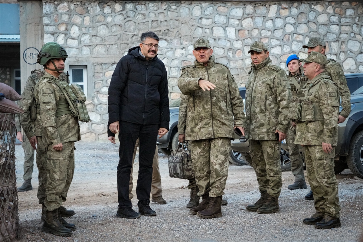 Hakkari Valisi Çelik ve 2. Ordu Komutanı Korgeneral Topaloğlu askeri birlikleri ziyaret etti