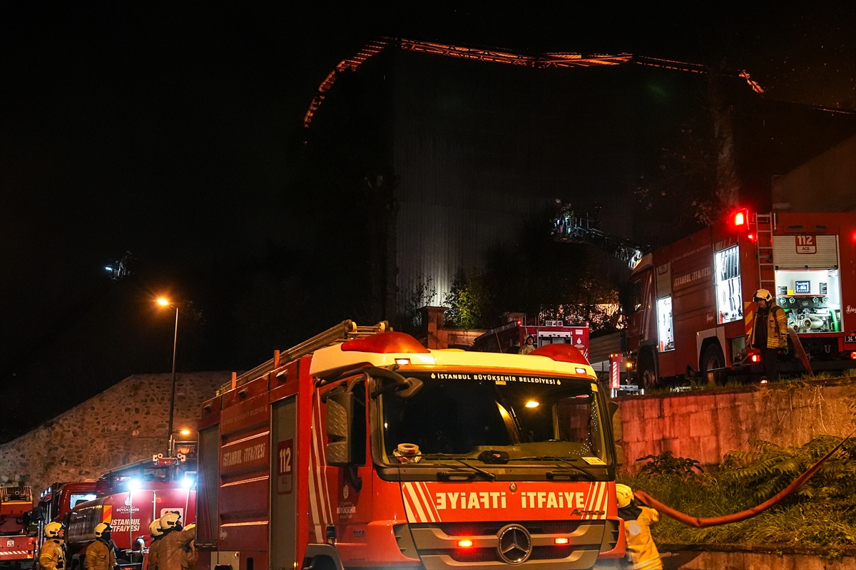 Üsküdar Kısıklı’da metruk binada çıkan yangına müdahale ediliyor