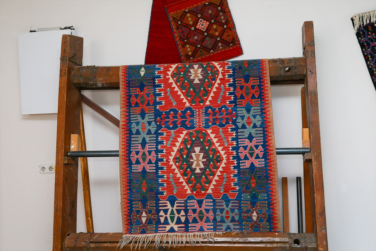 Çocukken başladığı dokumacılığı "kültürel miras taşıyıcısı" olarak sürdürüyor