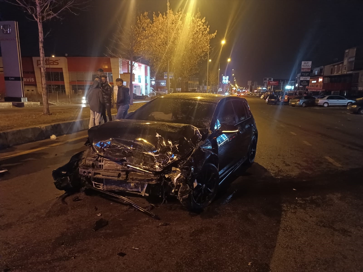 Erzurum'da 2 otomobil çarpıştı, 1 kişi öldü, 6 kişi yaralandı