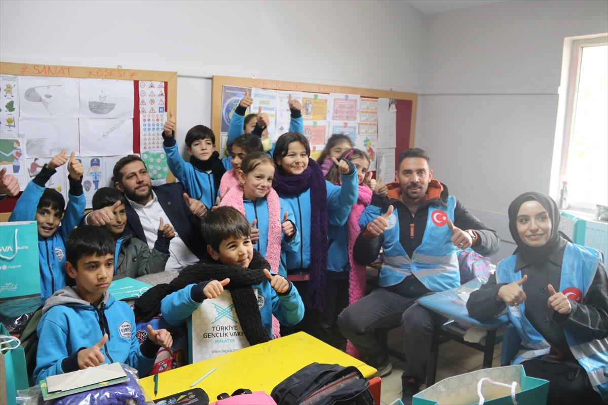 TÜGVA öncülüğünde depremzede kadınlardan öğrencilere atkı desteği