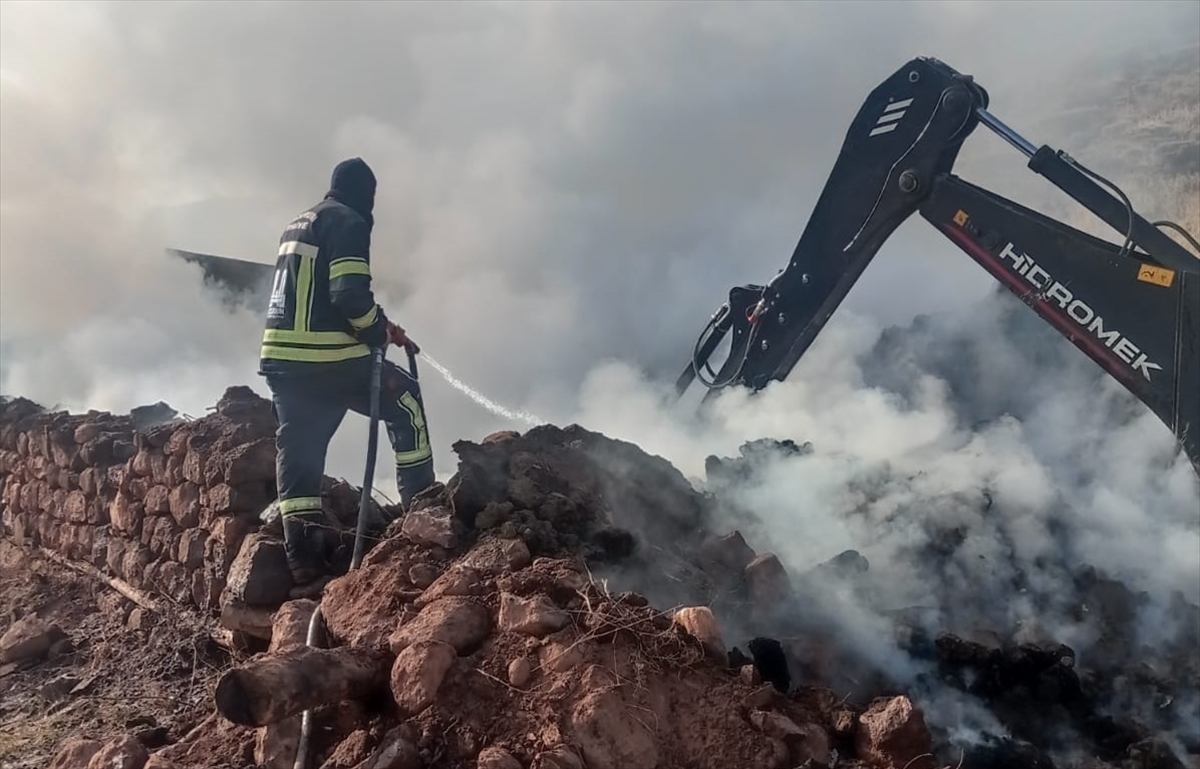 Erzurum'da samanlık ve ahırda çıkan yangında 21 büyükbaş hayvan telef oldu