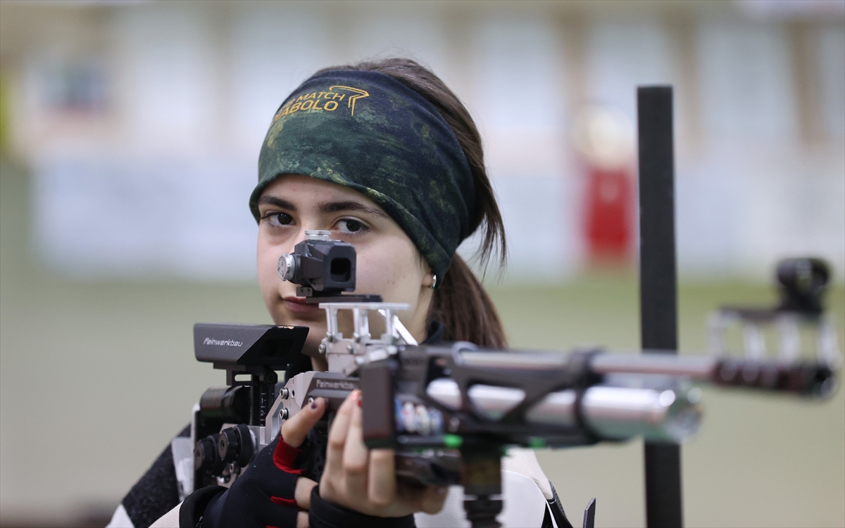 Türkiye şampiyonu İzla, atıcı annesi, babası ve rekortmen ablasının izinden gidiyor