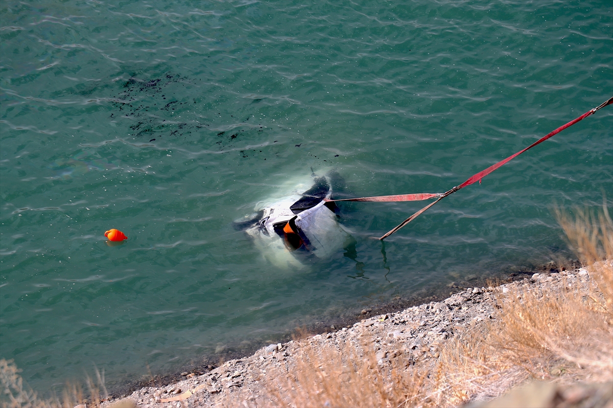 Van'da baraja düşen otomobil vinç yardımıyla çıkarıldı