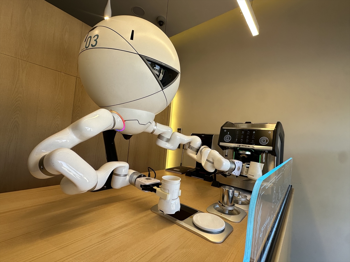 Amman'daki "Robot Cafe" tam otomasyon hizmetiyle ziyaretçilerine sıra dışı deneyim sunuyor