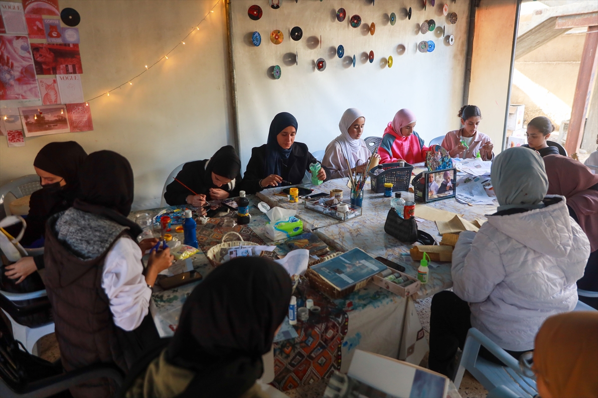 Gazzeli kadın, bölgedeki kızları savaşın "gri" atmosferinden çıkarmak için el işi atölyesi kurdu