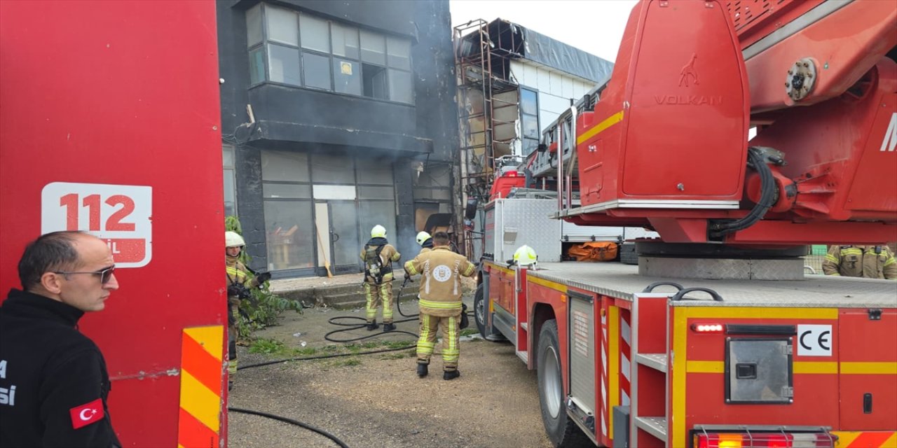 İnegöl’de trafoda patlama oldu, yangın minibüs ve iş yeri girişine zarar verdi