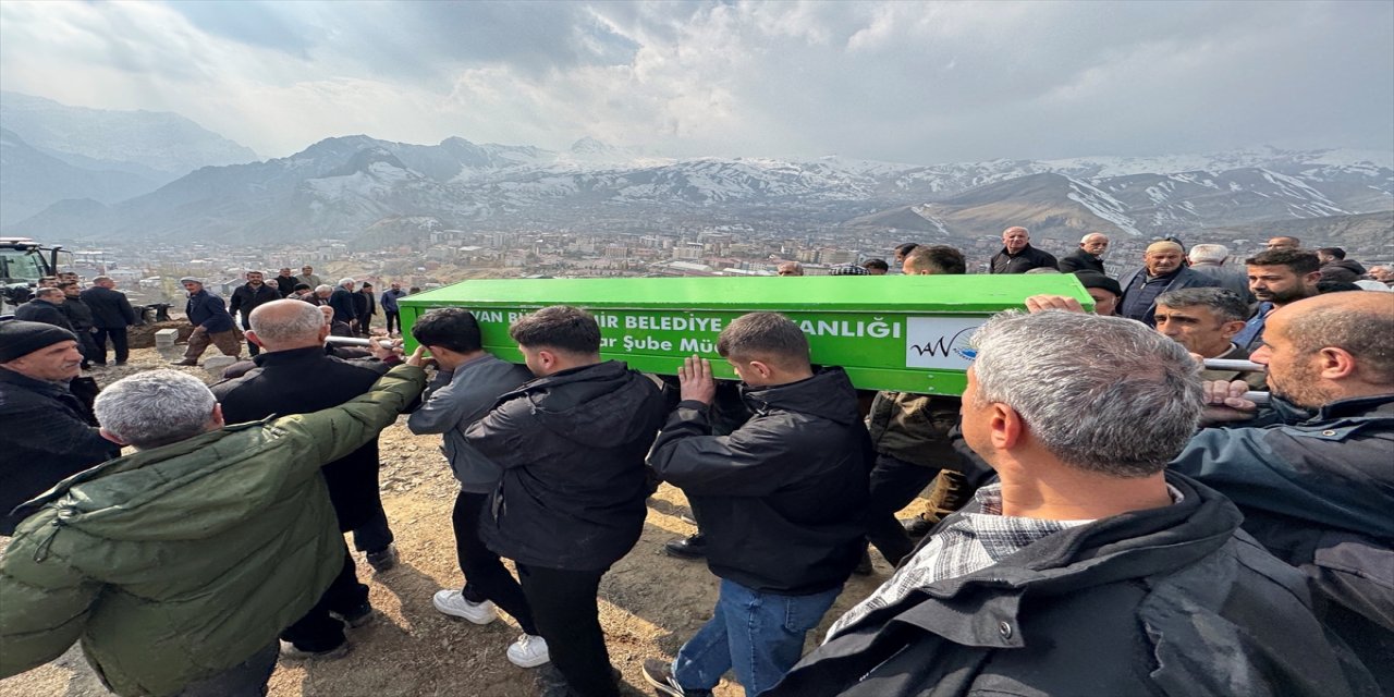 Zernek Barajı’na düşen otomobilde ölen 3 kişi Hakkari’de gözyaşlarıyla toprağa verildi