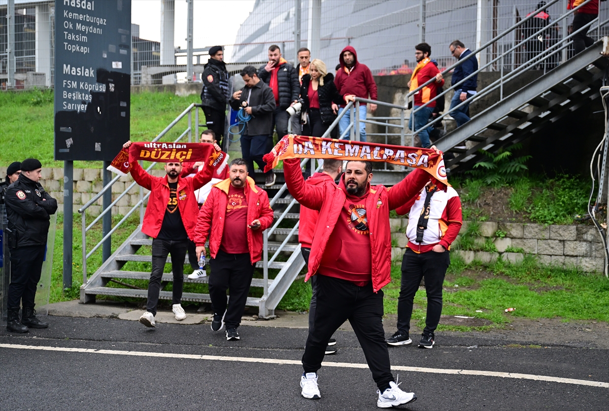 Galatasaray taraftarları, Fenerbahçe derbisi için Kadıköy'e hareket etti