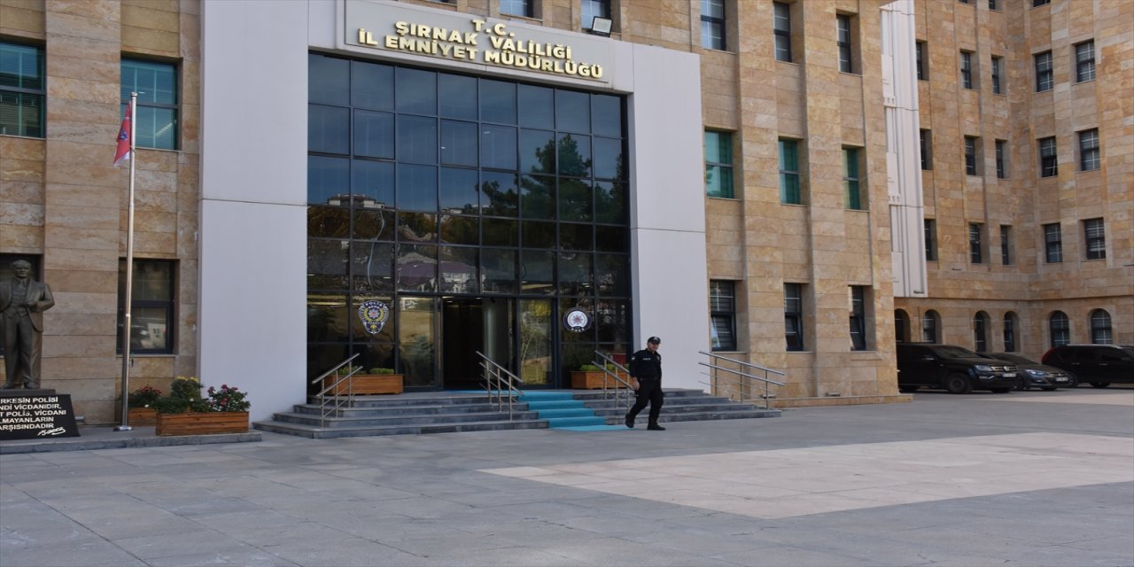 Polis memuru Mehmet Akif Atlı, görevini sürdürürken ressamlık eğitimini de başarıyla sürdürüyor