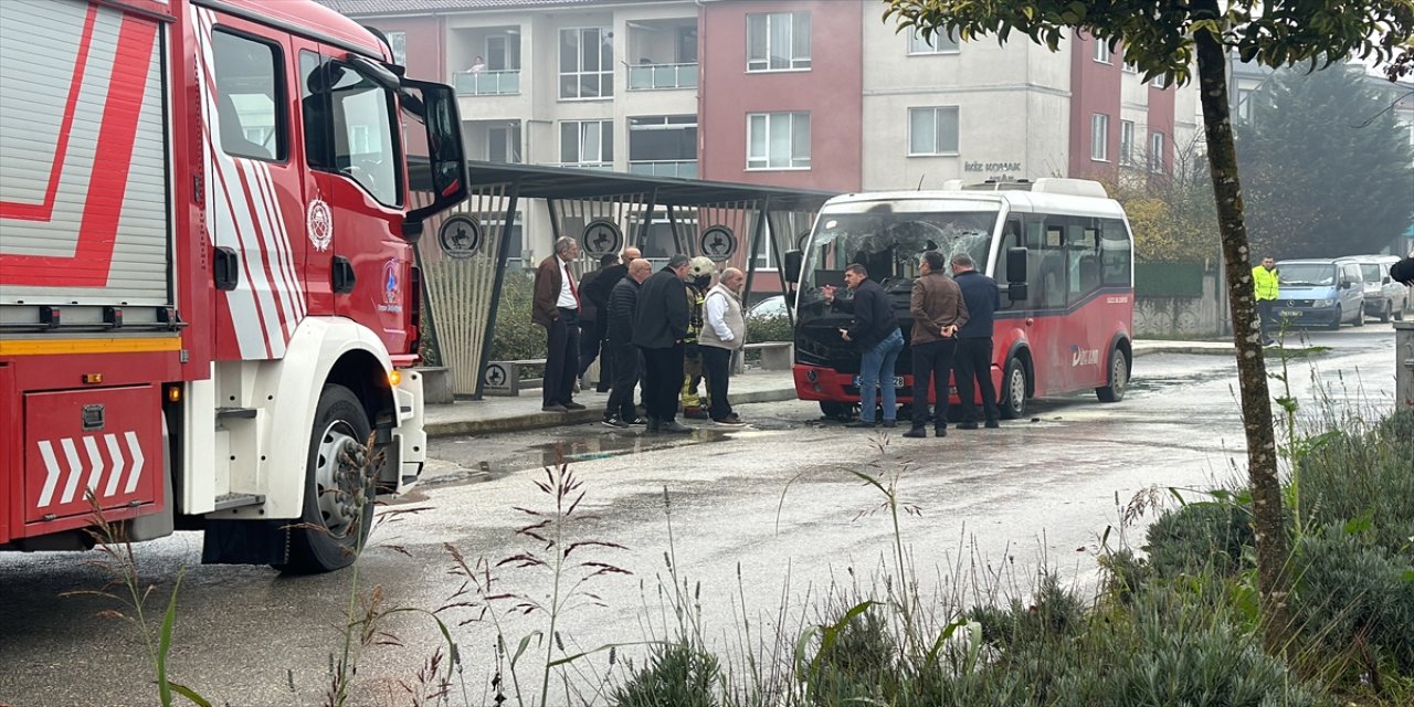 Düzce’de özel halk midibüsünün motor bölümünde yangın çıktı.