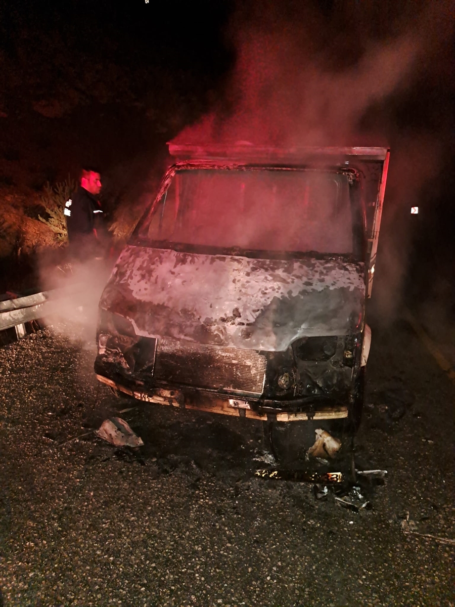 Gümüşhane'de seyir halindeki kamyonet yandı