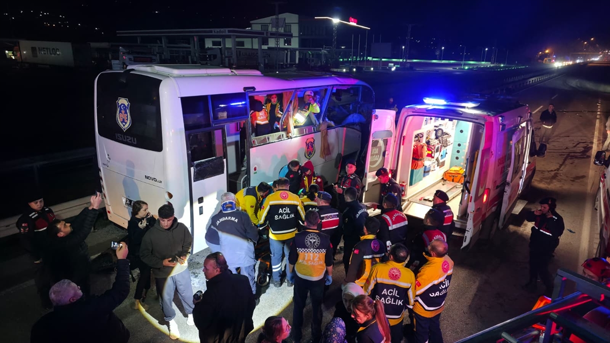 Amasya'da cezaevi nakil aracının, kaza yapan araçlara çarpması sonucu 23 kişi yaralandı